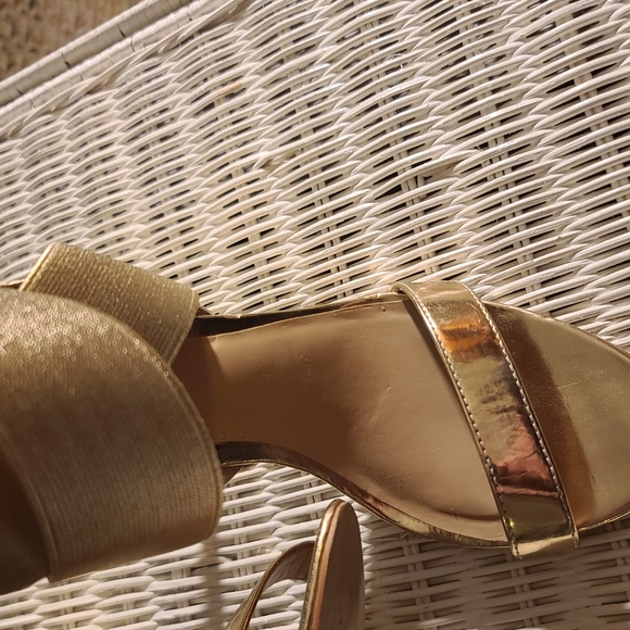 BEAUTIFUL  METALLIC  GOLD HEELS - Picture 12 of 16